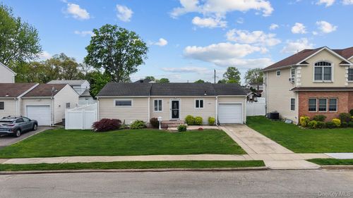 21 Peter Ln, Plainview, NY, 11803-5631 | Card Image