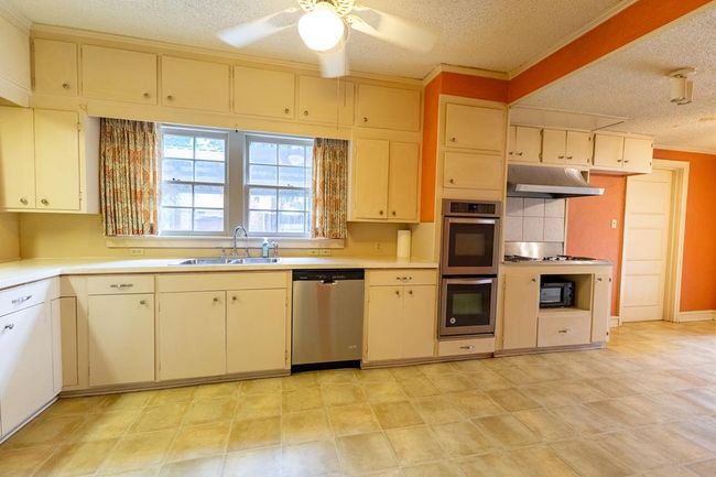 1001 W Walnut St, House other with 3 bedrooms, 3 bathrooms and 4 parking in Coleman TX | Image 15