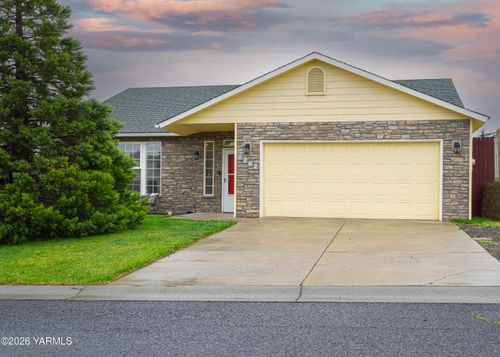 1202 W Home Ave, Selah, WA, 98942-1725 | Card Image