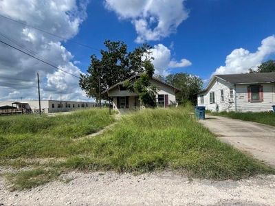 701 N Filmore Street, House other with 3 bedrooms, 2 bathrooms and null parking in Beeville TX | Image 1