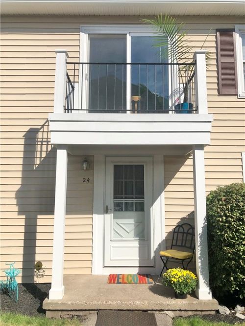 24 Arrowhead Way N, Fairport, NY, 14450-3304 | Card Image