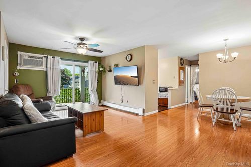 15 Doxbury Ln, Suffern, NY, 10901-7257 | Card Image