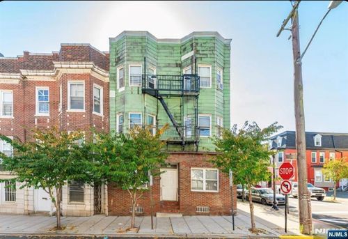 123 47th St, Union City, NJ, 07087-6418 | Card Image