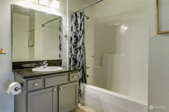 Full bath w/ vinyl flooring | Image 11