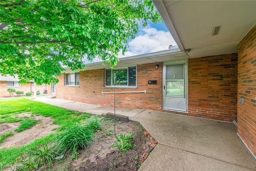 e2-21834 River Oaks Dr, Rocky River, OH, 44116-3140 | Card Image
