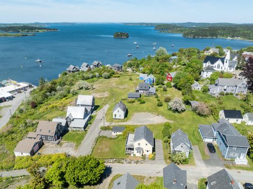 7 Hobson St, Lubec, ME, 04652-1030 | Card Image
