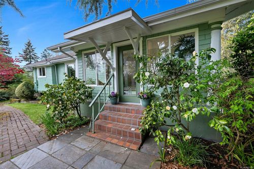 7356 Wallace Dr, Saanichton, BC, V8M1S9 | Card Image