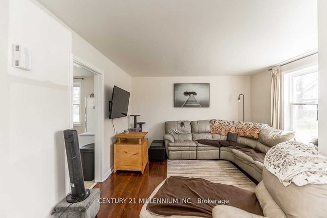 MAIN - 23 2nd St, Home with 2 bedrooms, 1 bathrooms and 3 parking in New Tecumseth ON | Image 5