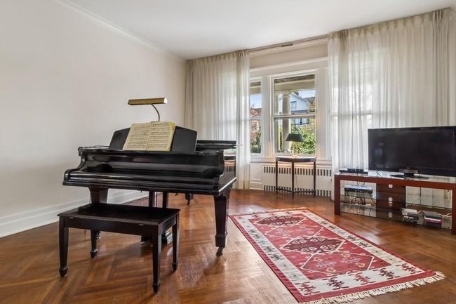 Livingroom with tall windows | Image 5
