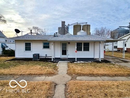 303 W Johnson St, Wolcott, IN, 47995-8307 | Card Image