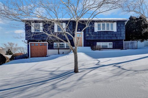 293 Avenue B, Ronkonkoma, NY, 11779-1915 | Card Image