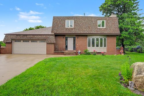 302 Village Cir, Altoona, IA, 50009-1135 | Card Image