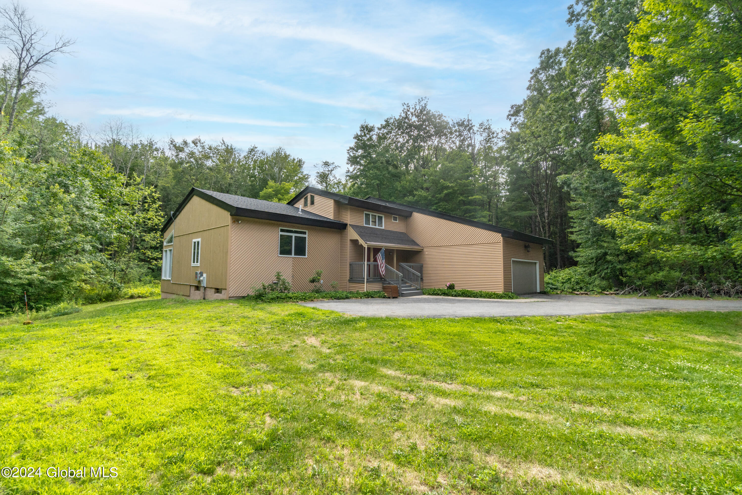 Hatlee Rd, Ballston Lake, NY 12019