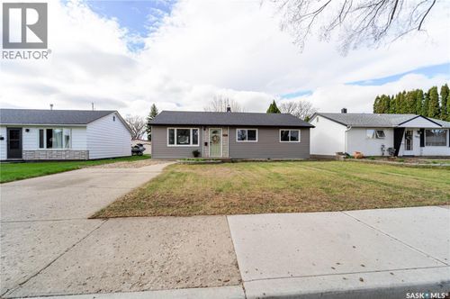 1009 Edmonton St, Moose Jaw, SK, S6H3A9 | Card Image