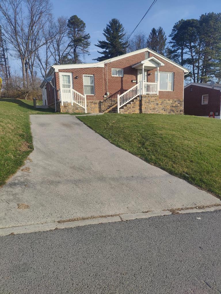 Meador St, Princeton, WV 24740