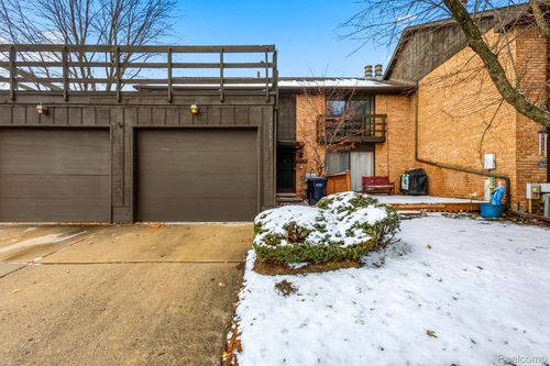 37151 Golfview Dr, Sterling Heights, MI, 48312-2277 | Card Image