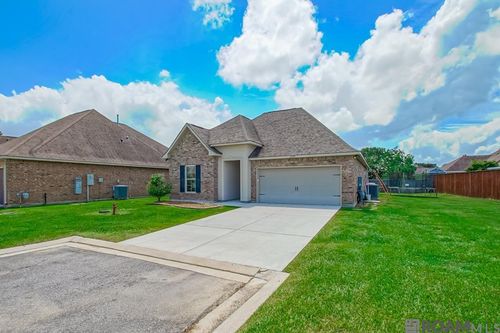 32463 Curtis Cove Ln, Denham Springs, LA, 70706 | Card Image