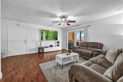 F20 - 7230 Fairway Dr, Condo with 2 bedrooms, 1 bathrooms and null parking in Miami Lakes FL | Image 3