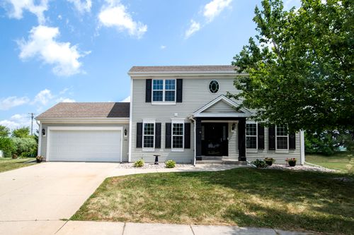 914 Michael Ct, Elkhorn, WI, 53121-1467 | Card Image