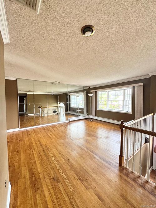 255 Brookside Ct, Copiague, NY, 11726-3900 | Card Image