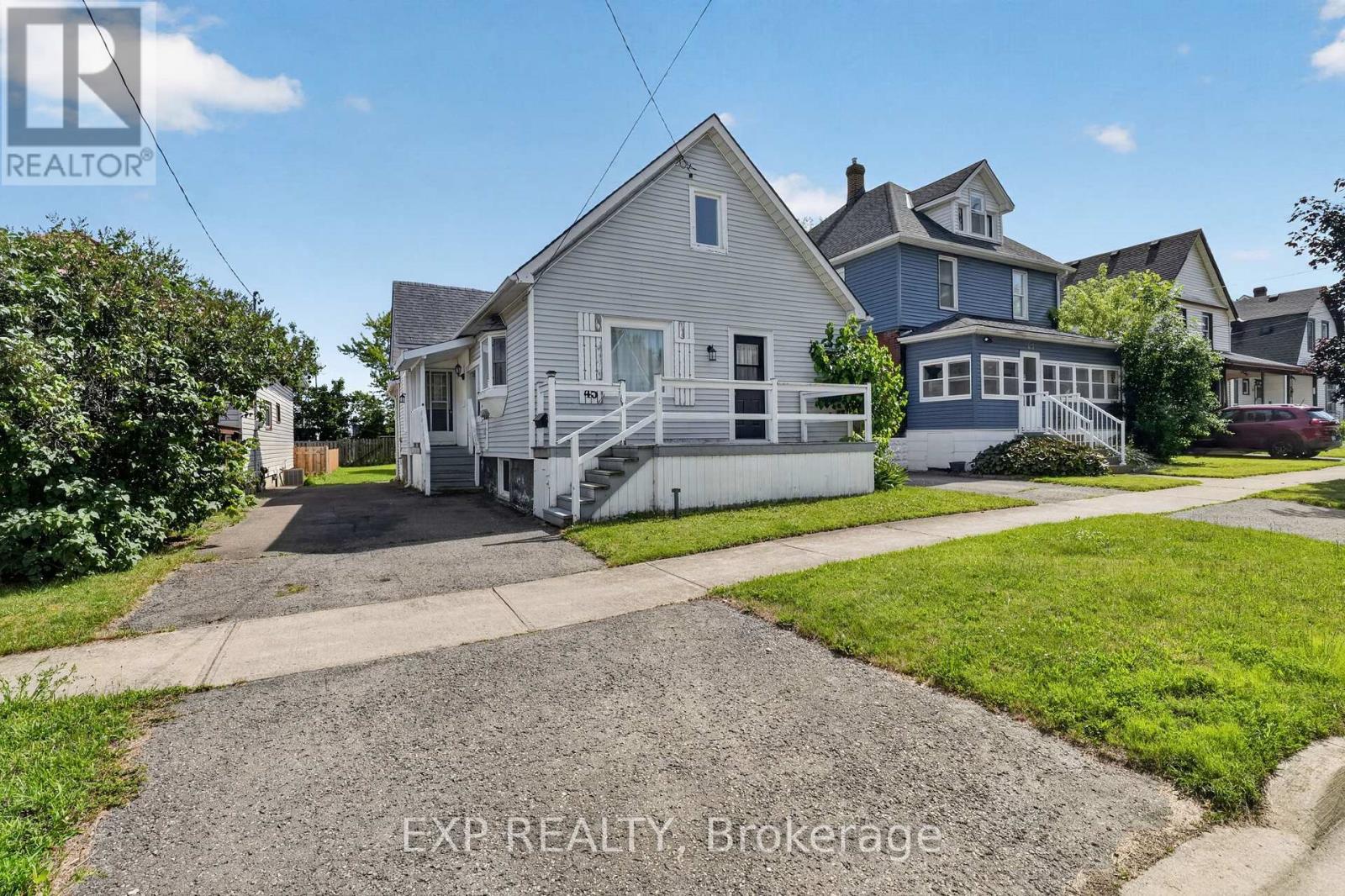 Residential in Fort Erie (Central) 2