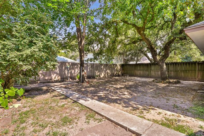 Tranquil and shady backyard | Image 44