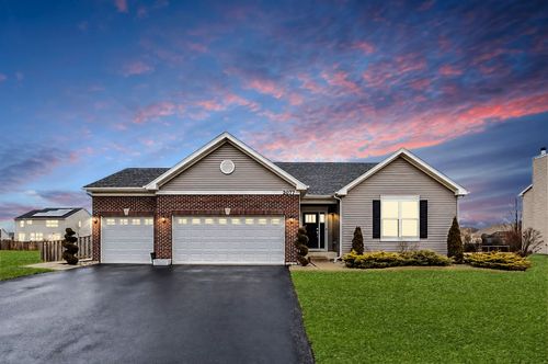 2077 Hearthstone Ave, Yorkville, IL, 60560-8013 | Card Image