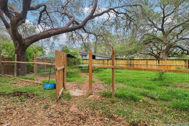 503 Mockingbird Ln, House other with 3 bedrooms, 2 bathrooms and null parking in Devine TX | Image 41