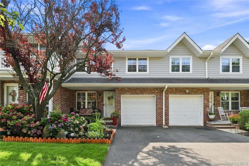 10 Sprucewood Blvd, Central Islip, NY, 11722-4624 | Card Image