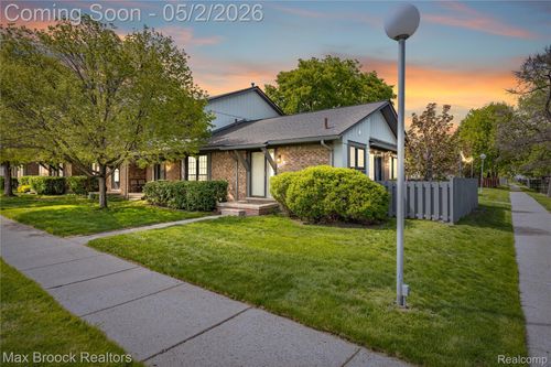 24-2674 Whitehall Ct, Warren, MI, 48091-1637 | Card Image
