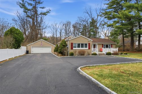 3011 Hickory St, Yorktown Heights, NY, 10598-2733 | Card Image