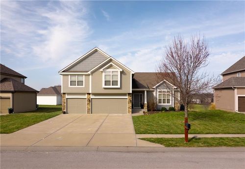 17802 Grey Hawke Rdg, Smithville, MO, 64089-9409 | Card Image