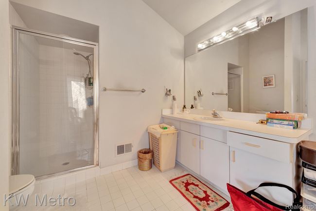 Bathroom | Image 23