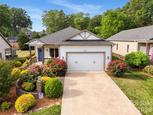 646 13th Avenue Pl Nw, Hickory, NC, 28601-2432 | Card Image