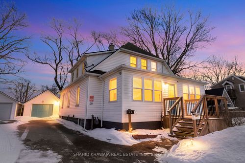 22 Lyons Ave, Welland, ON, L3B1L7 | Card Image