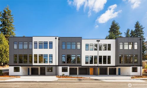 18440 10th Ave Ne, Shoreline, WA, 98155-3877 | Card Image