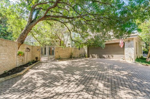 9 Scarborough Sq, San Antonio, TX, 78218-3007 | Card Image