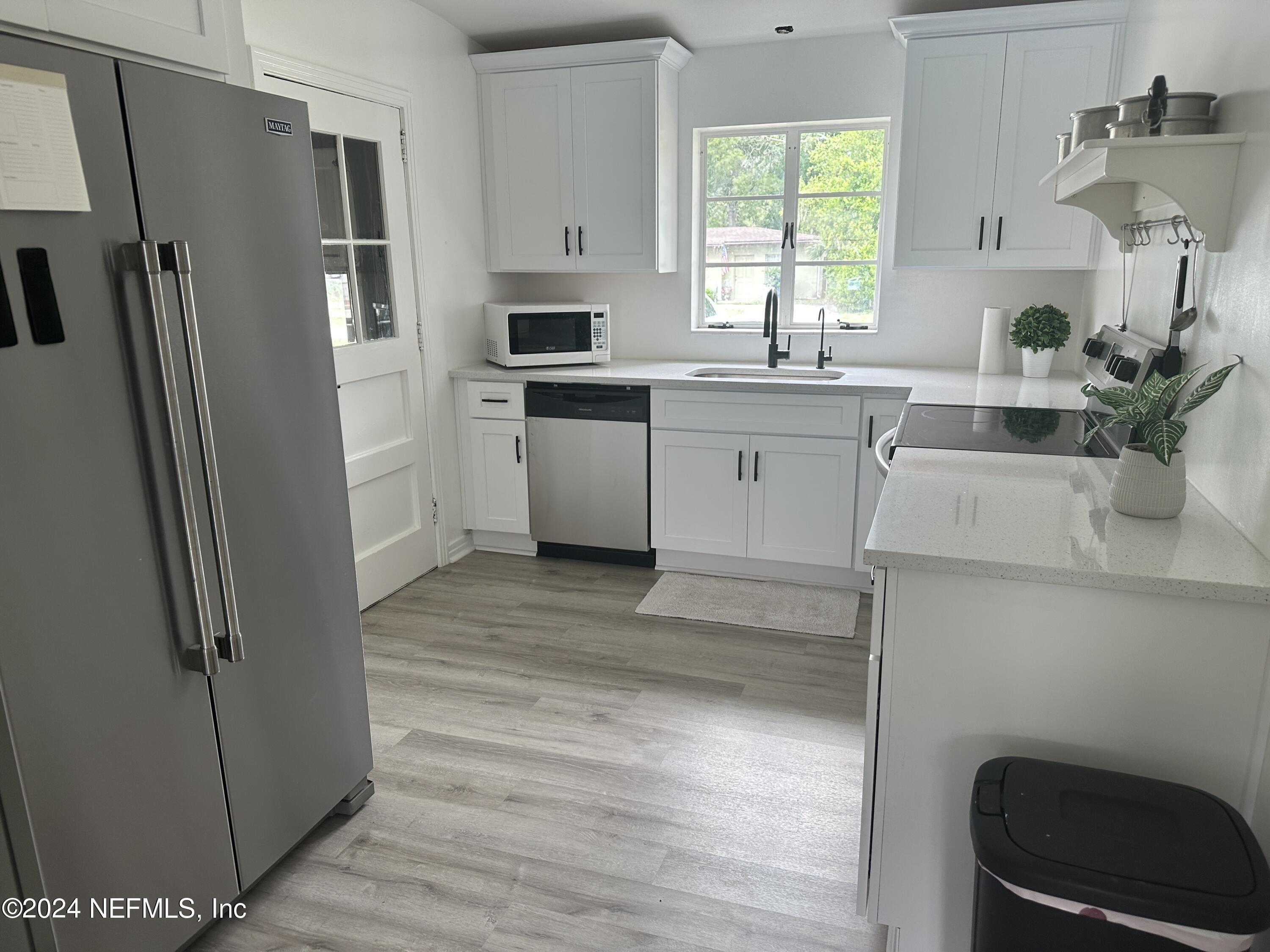 Robbins Cir, Jacksonville, FL 32211