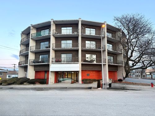 apt-305-3900 95th St, Evergreen Park, IL, 60805-1928 | Card Image