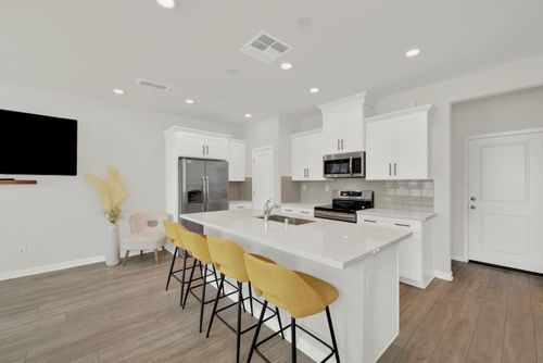 67104-5301 E Commerce Way, Sacramento, CA, 95835-3045 | Card Image