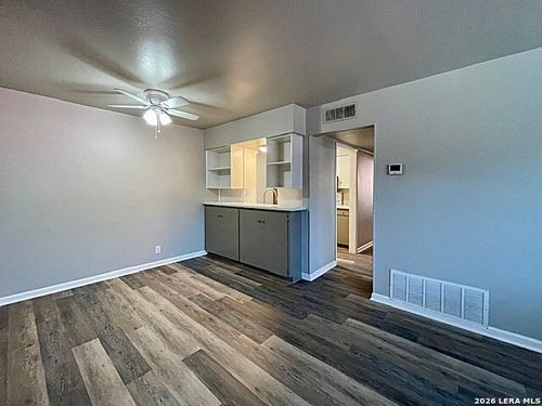 7-223 W Silver Sands, San Antonio, TX, 78216 | Card Image