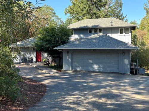 900 Shadow Hills Dr, Grants Pass, OR, 97526-8207 | Card Image
