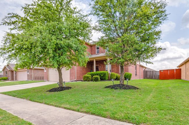 Front yard is just the right size to demonstrate great curb appeal. | Image 6