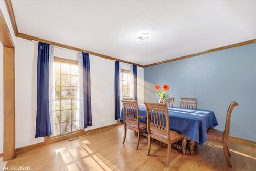 943 Bailey Rd, Naperville, IL, 60565-4127 | Card Image