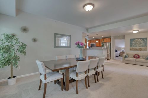 8667 S Deerwood Ln, Franklin, WI, 53132-8007 | Card Image