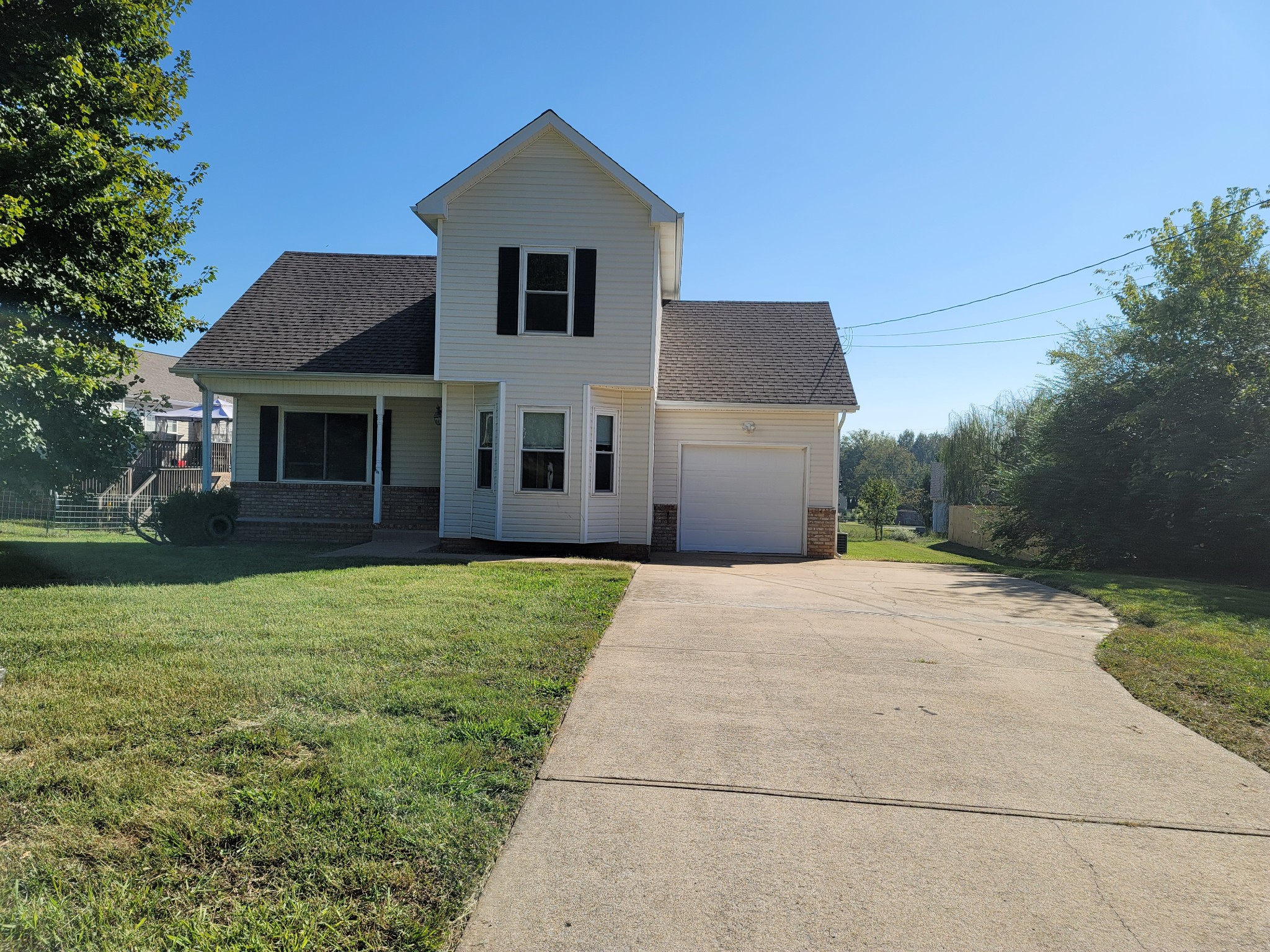 Dolphin Ln, Clarksville, TN 37043