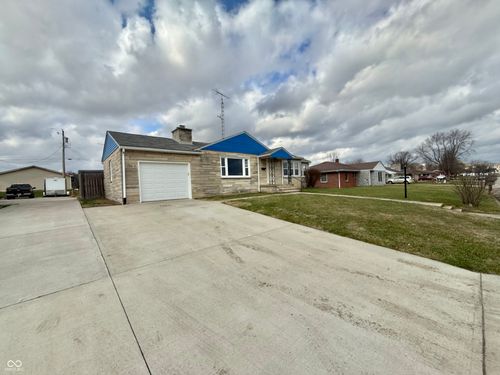 824 S Main St, Brownstown, IN, 47220-1926 | Card Image