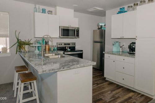 7884 28th St, White City, OR, 97503-1476 | Card Image