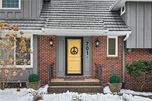 701 W 114th Ter, Kansas City, MO, 64114-5218 | Card Image
