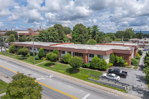 apt-b12-427 6th Ave W, Hendersonville, NC, 28739-4255 | Card Image